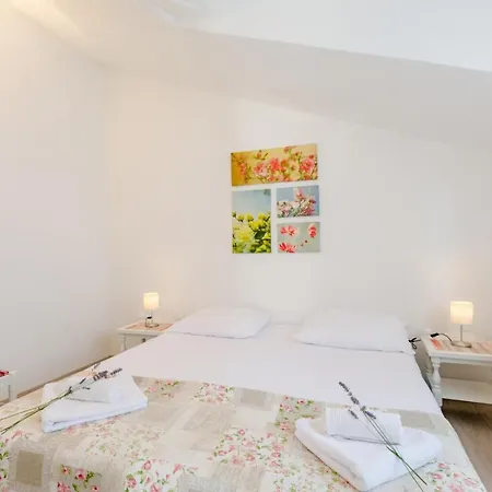 Dinka Apartman Sutivan