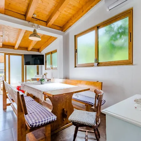 Dinka Apartman Sutivan