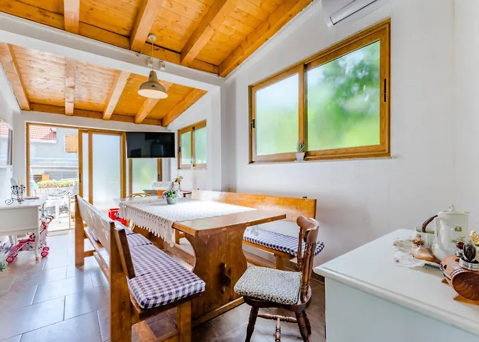 Dinka Apartman Sutivan