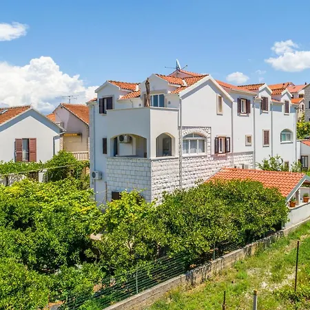 Апартаменты Dinka Сутиван