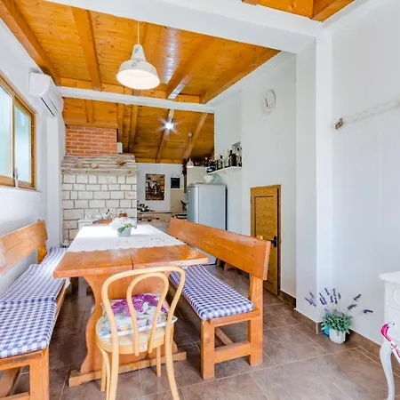 Appartamento Dinka Sutivan